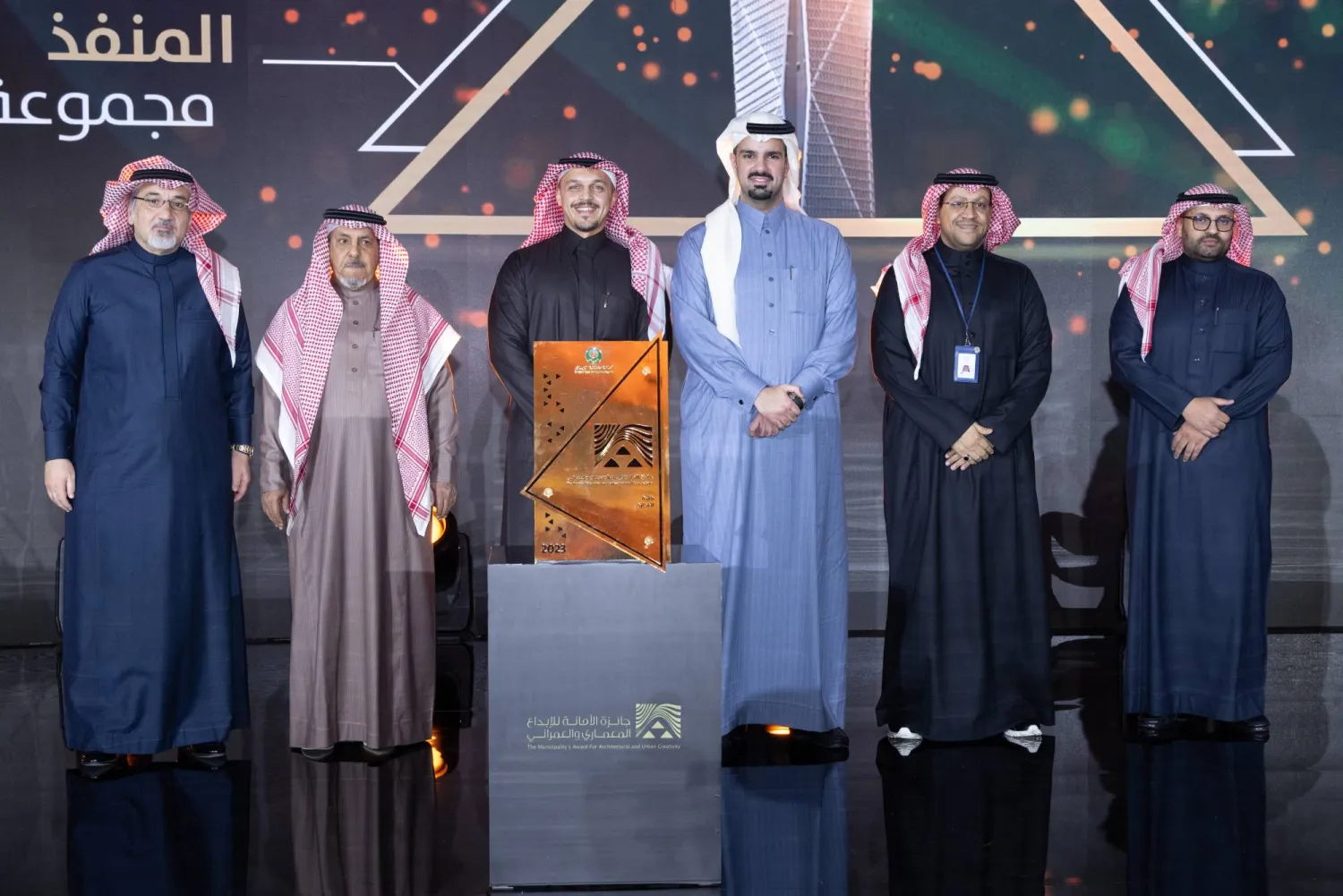 الأمير الدكتور فيصل بن عبد العزيز بن عياف أمين منطقة الرياض وسامر الخواشكي الرئيس التنفيذي لمجموعة بن لادن وممثلو صندوق الاستثمارات العامة والاستشاري