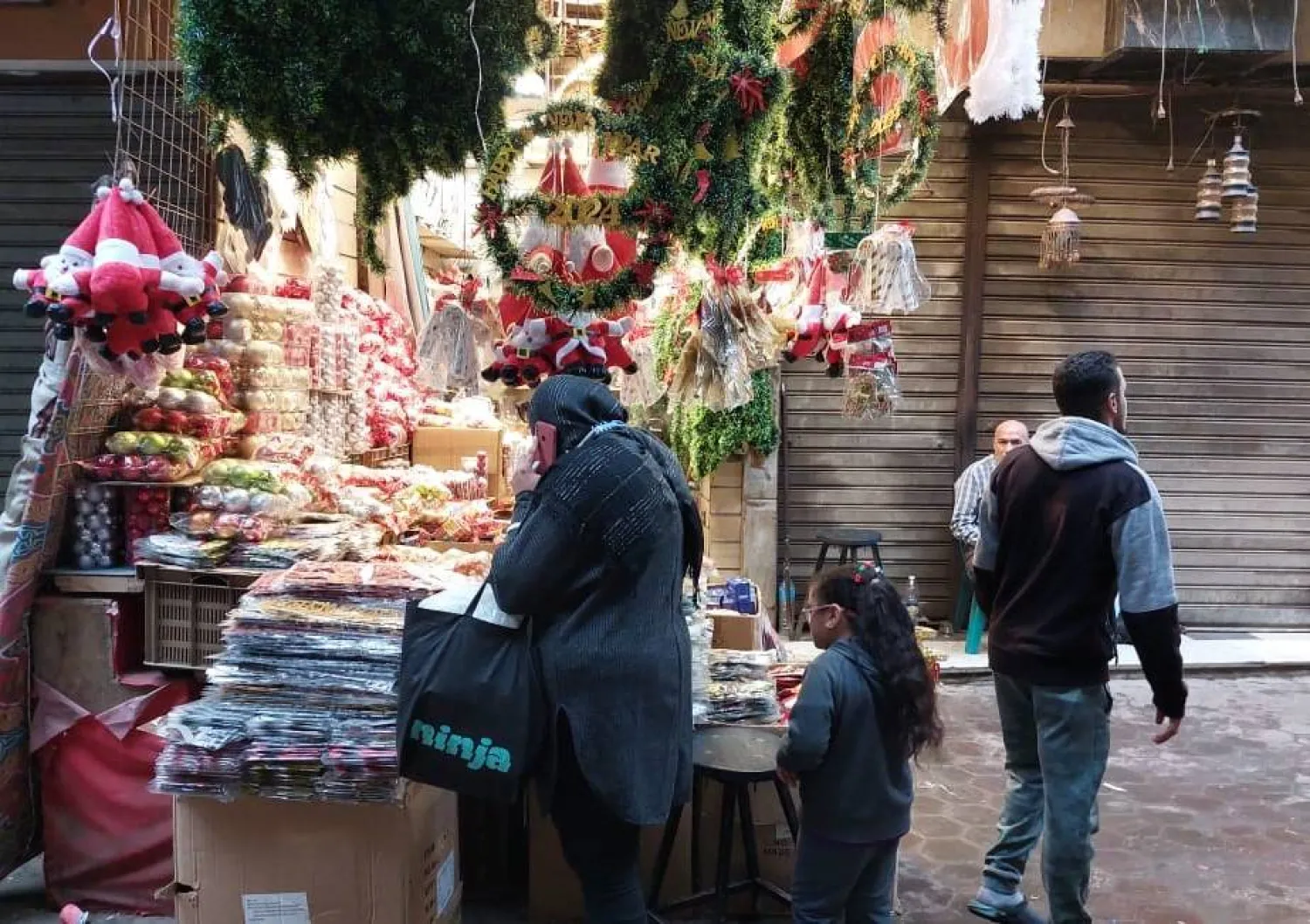 إحدى الأسواق الشعبية في مصر قبل استقبال العام الجديد (الشرق الأوسط)