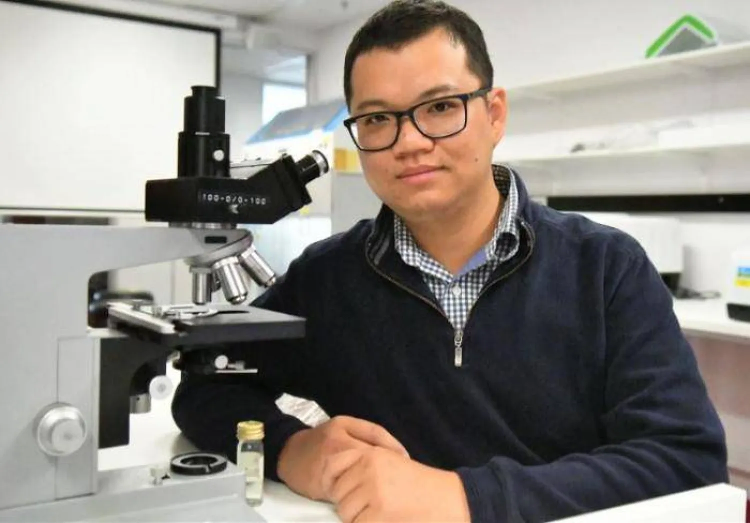 الدكتور فايكان ترونج يعمل على تطوير الطلاء الجديد (جامعة فلندرز)