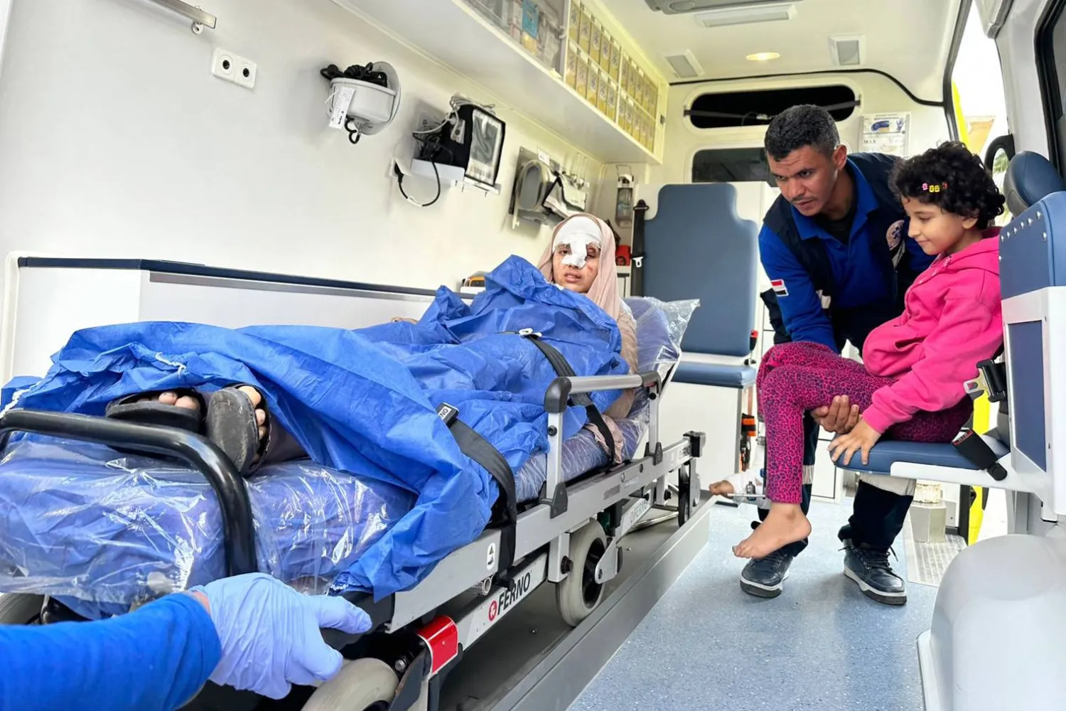 مسعفون ينقلون جرحى فلسطينيين عند معبر رفح الحدودي بمصر (أ.ف.ب)