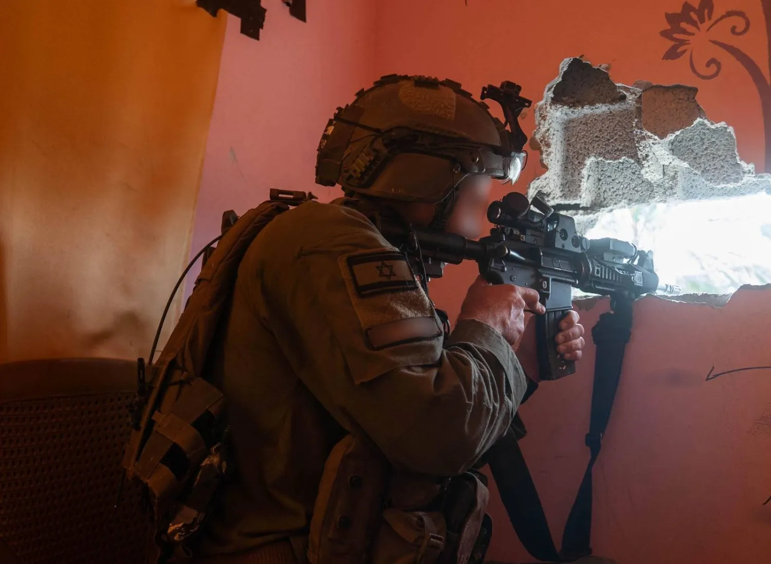 جندي إسرائيلي يصوب بندقيته نحو هدف في قطاع غزة (موقع الجيش الإسرائيلي)