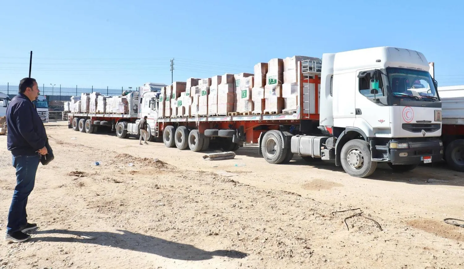 بلغ مجموع الشاحنات الإغاثية السعودية التي عبرت منفذ رفح الحدودي حتى الآن 172 شاحنة (واس)