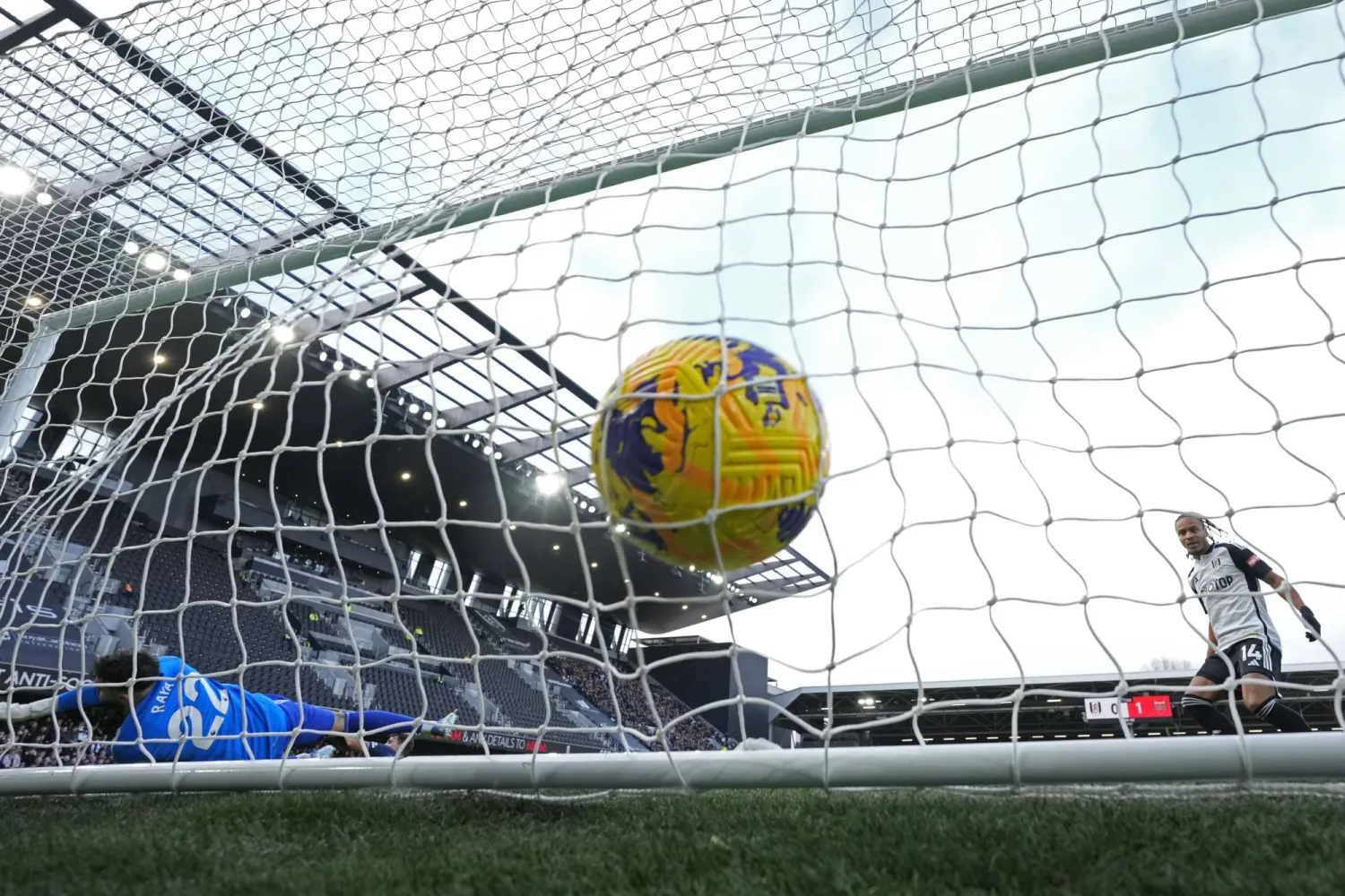 المكسيكي خيمنيز يسجل هدف فولهام الاول في مرمى أرسنال (اب)