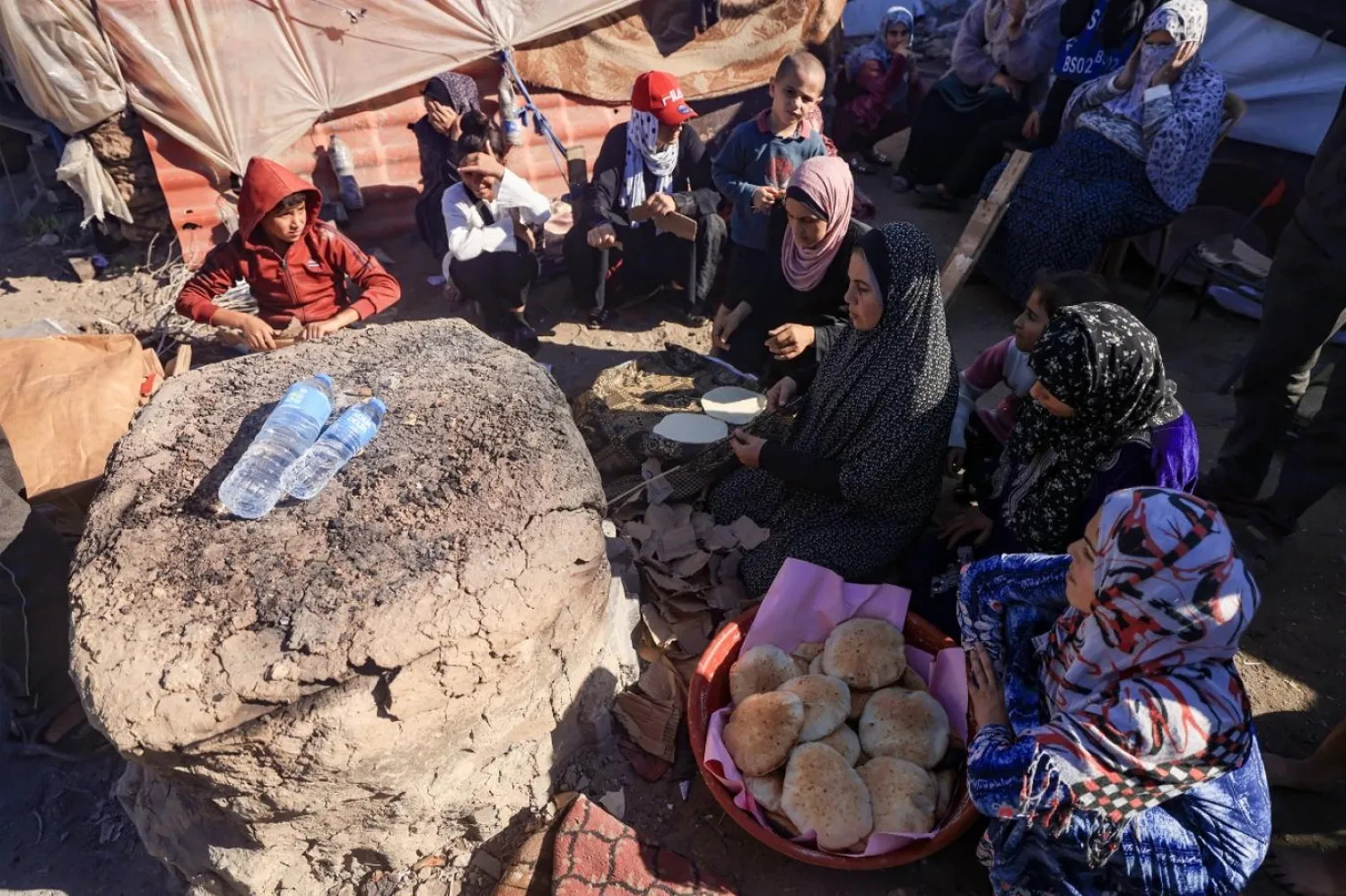 Gazze’de ekmek yapmak için el yapımı fırınlar kullanılıyor