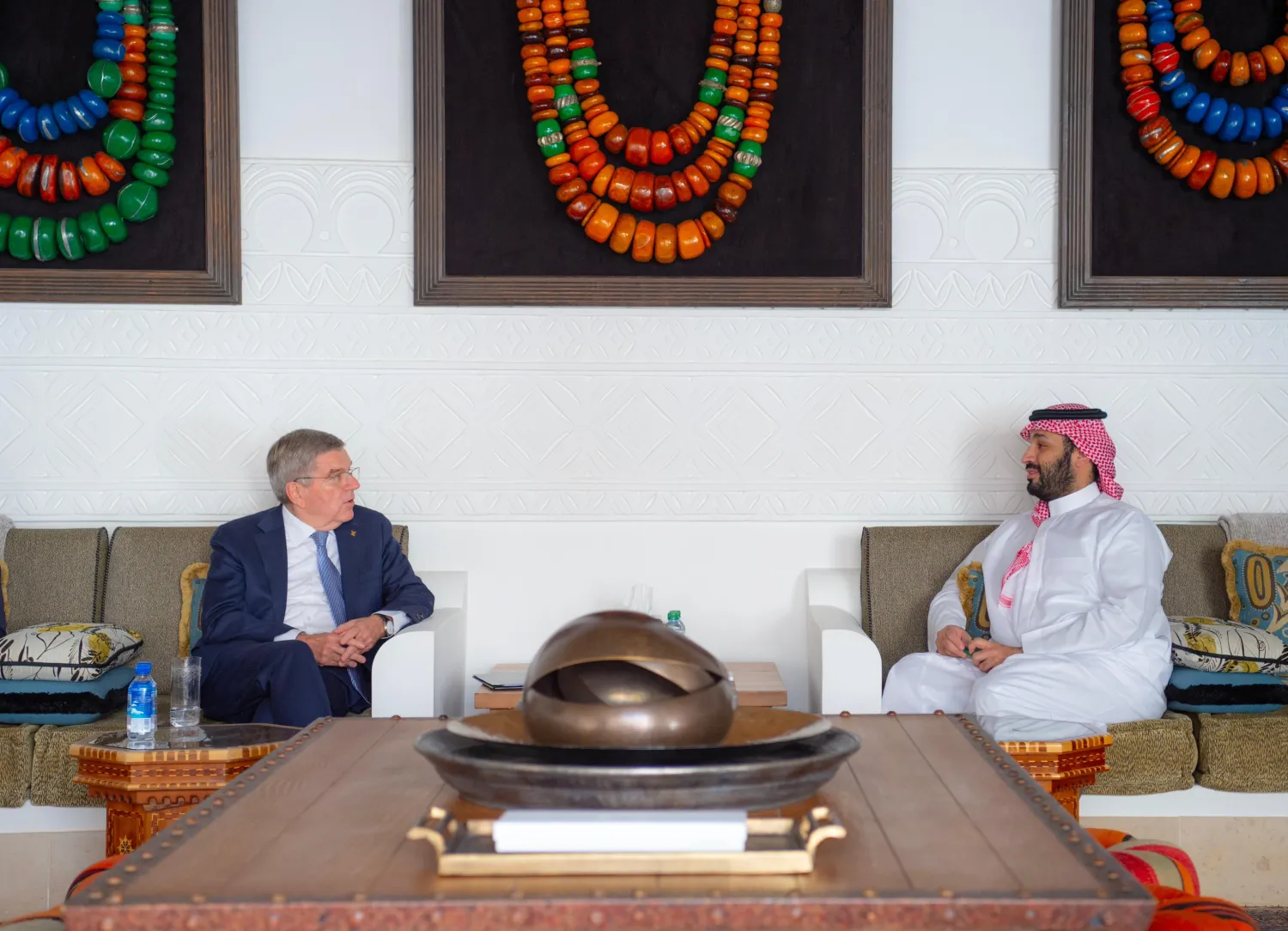 ولي العهد السعودي الأمير محمد بن سلمان وتوماس باخ رئيس اللجنة الأولمبية الدولية (الشرق الأوسط)