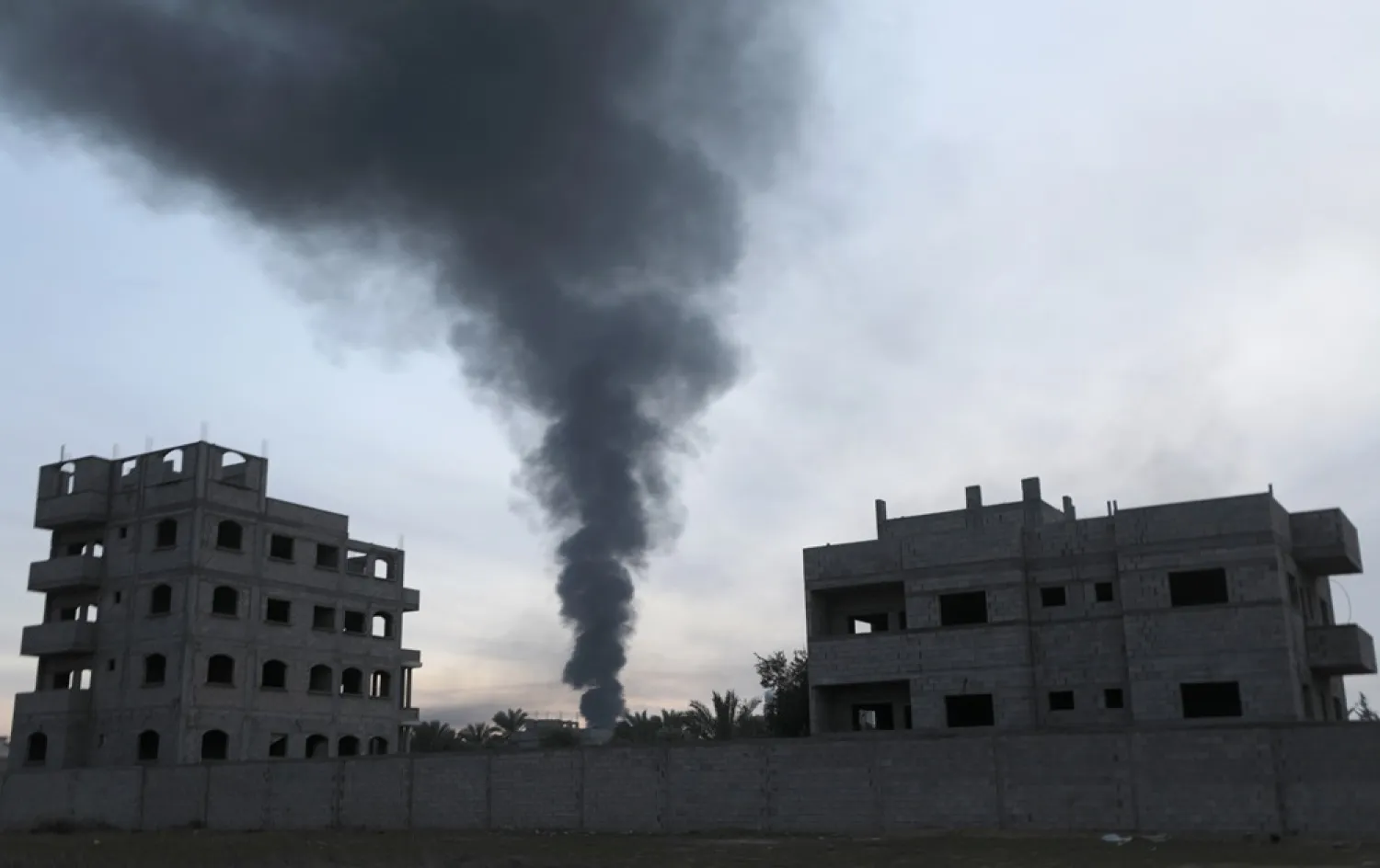 Smoke rises above Khan Younis following Israeli air strikes in the southern Gaza Strip, 07 December 2023. (EPA) 