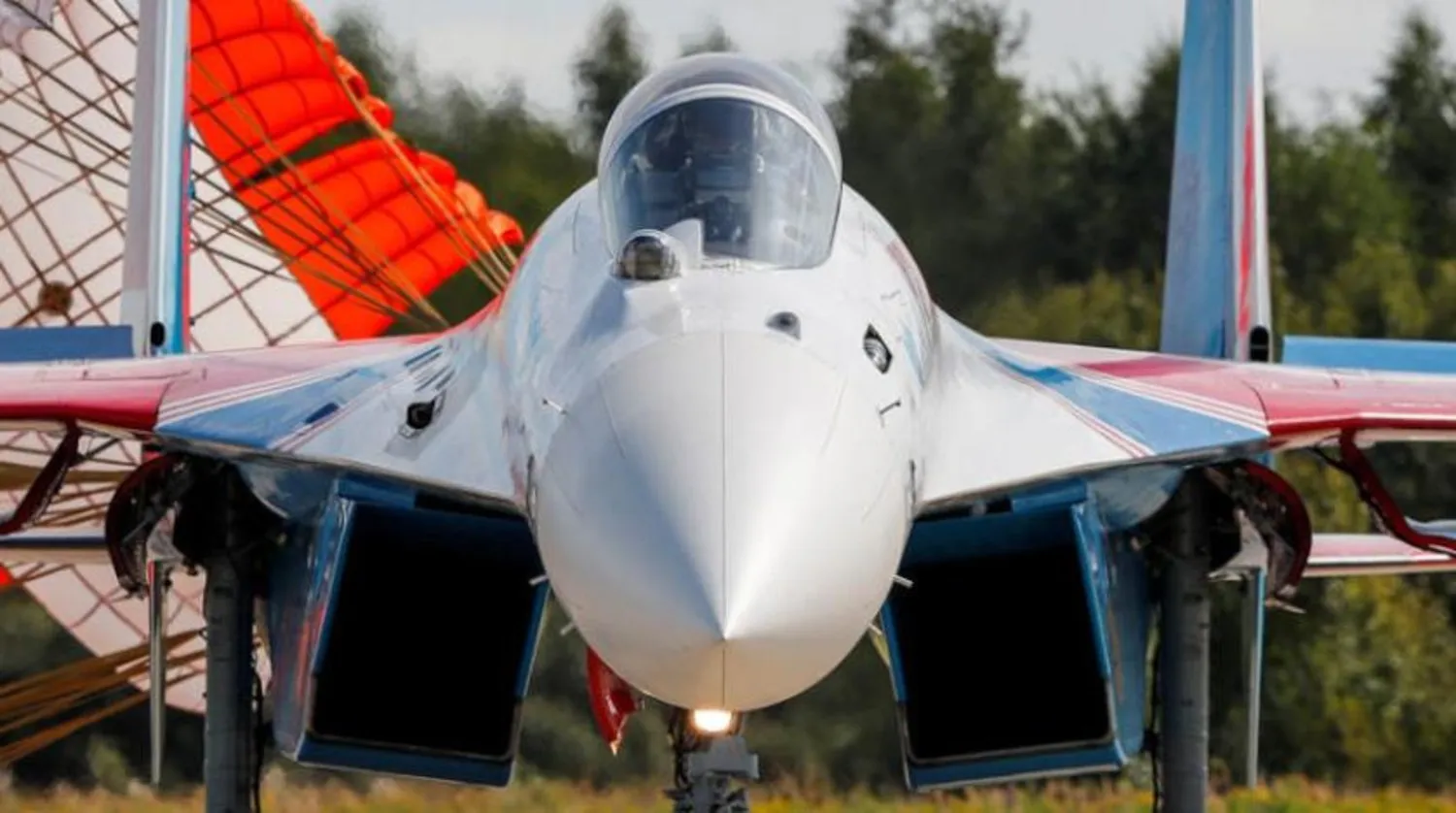 Moskova'nın güneydoğusunda Ryazan bölgesi yakınlarındaki Dubrovichy Meydanı'ndaki askeri hava gösteri üssünde bir Rus Su-35 savaş uçağı, Ağustos 2021 (Reuters)