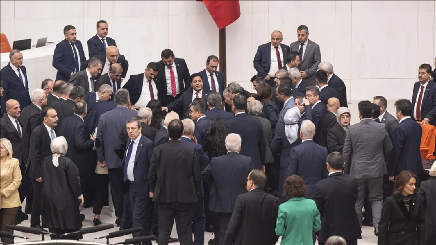 Saadet Partili Bitmez TBMM Genel Kurulu'nda kürsüde konuşurken fenalaştı (AA)
