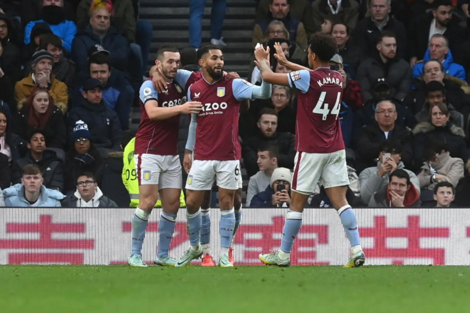 لاعبو أستون فيلا يحتفلون بثنائيتهم (إ.ب.أ)