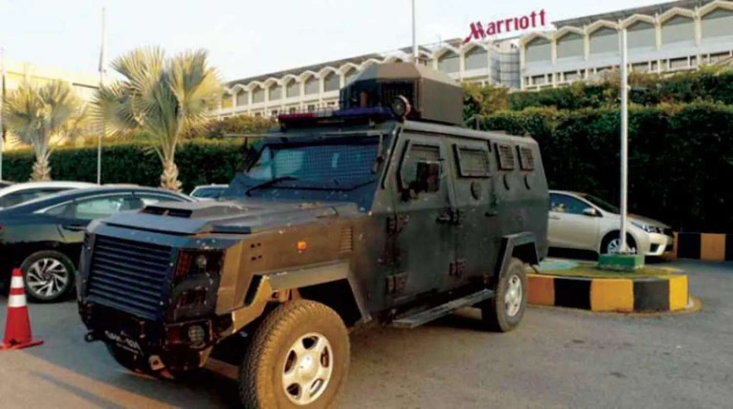 سيارة شرطة باكستانية خارج فندق ماريوت في العاصمة إسلام آباد بعد إنذار أمني بتهديد إرهابي (إ.ب.أ)