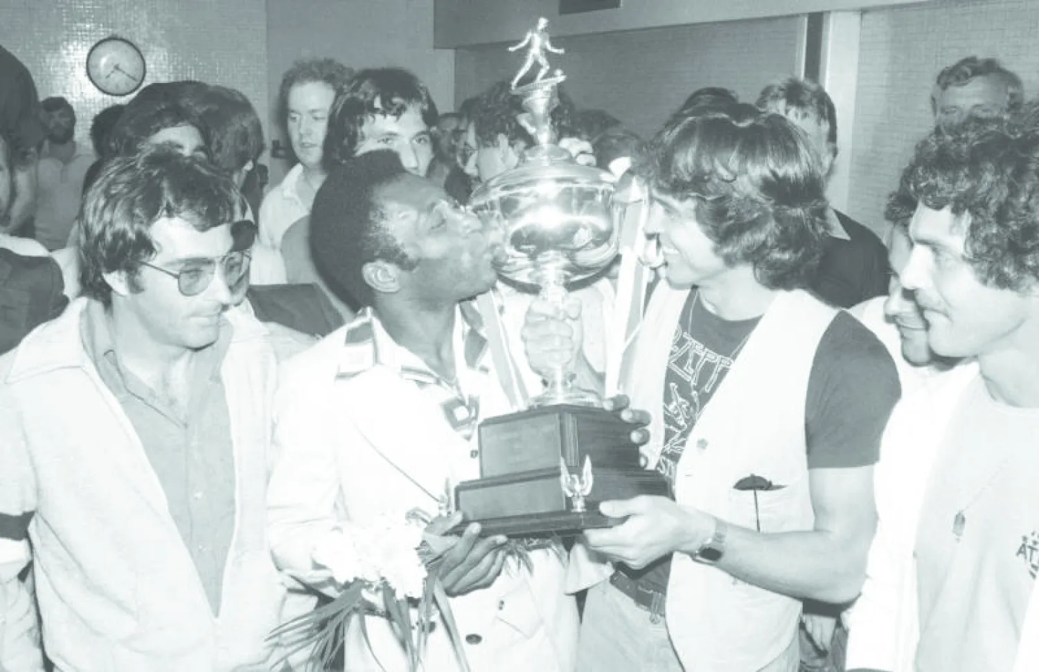 بيليه يحتفل بكأس الدوري الأميركي للمنطقة الشمالية مع زملائه في كوزموس (أ.ب)