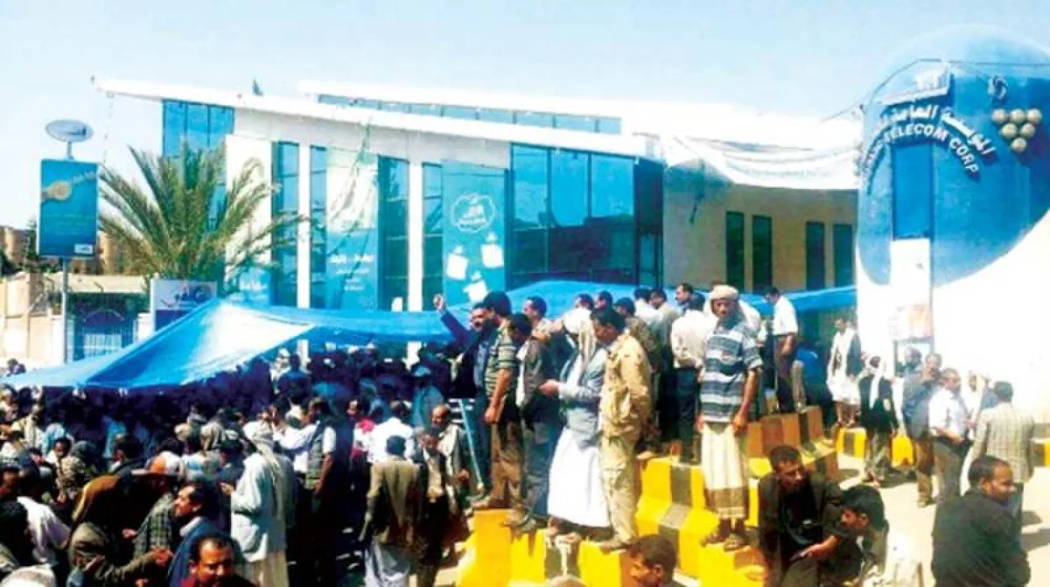 جانب من وقفة سابقة نفذها عاملون في قطاع الاتصالات بصنعاء احتجاجاً على فساد الحوثيين (فيسبوك)