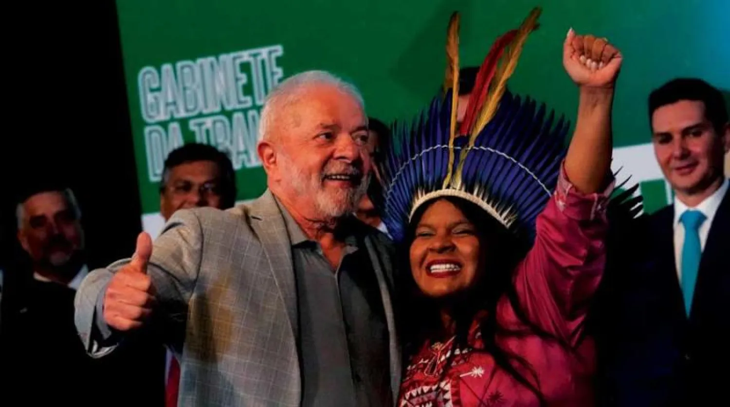 لولا دا سيلفا ووزيرة السكان الأصليين في برازيليا أمس (أ.ب)