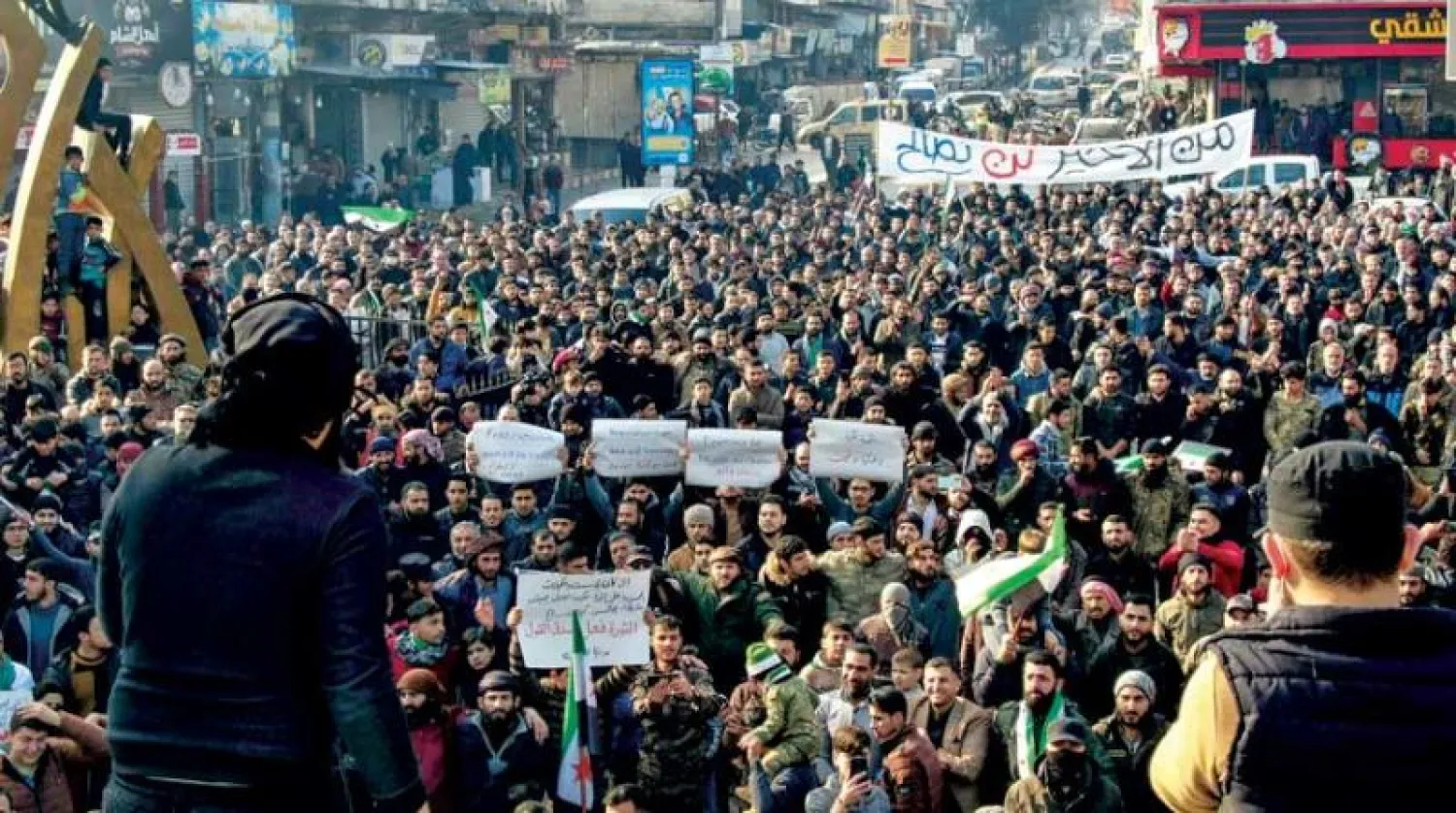 من مظاهرة للمعارضة السورية في مدينة الباب الحدودية الجمعة، ضد التقارب التركي مع نظام الأسد (أ.ف.ب)