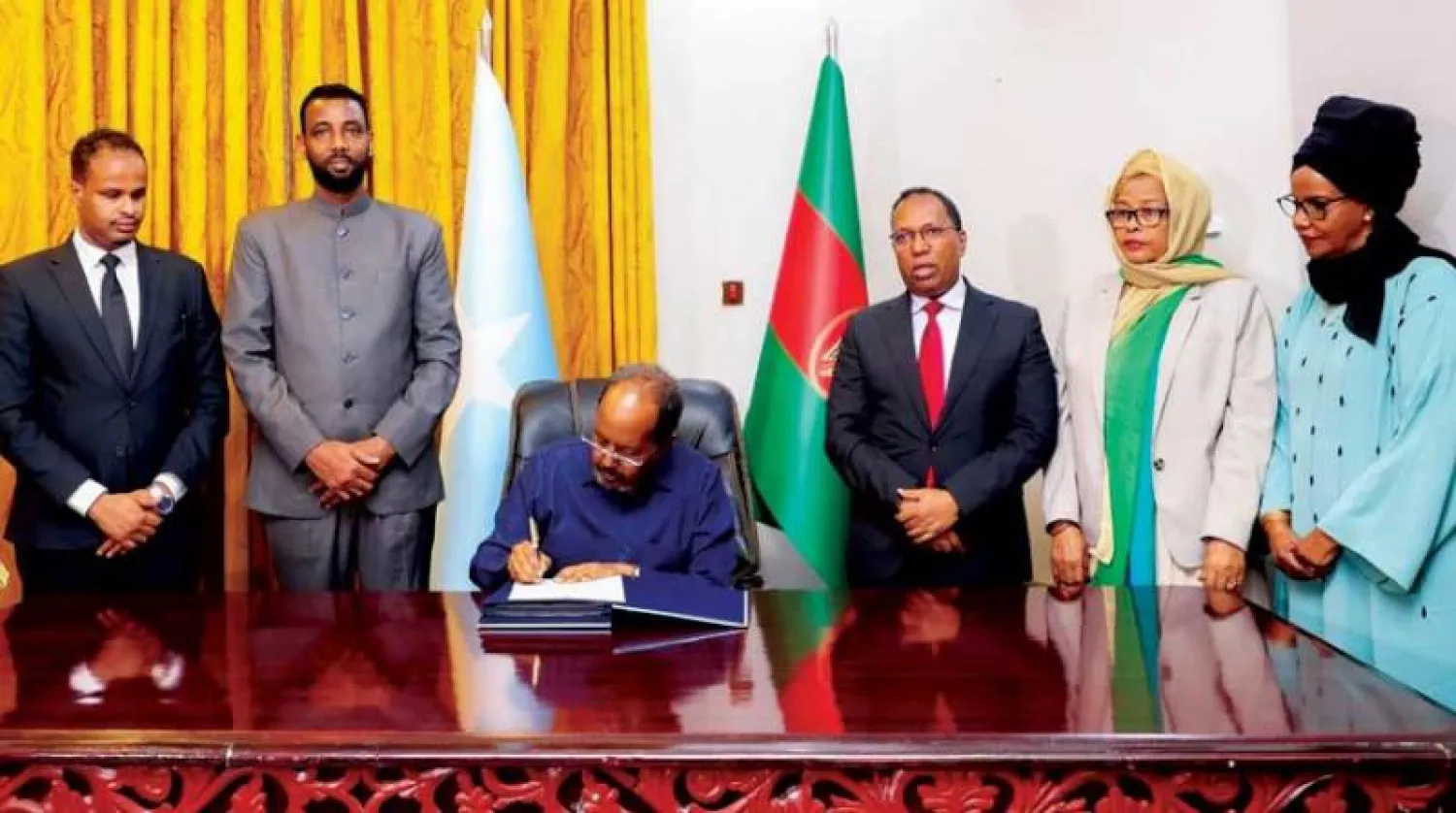 الرئيس الصومالي يوقع على قانون الميزانية الجديد الذي أقره البرلمان الفيدرالي (وكالة الصومال الرسمية)