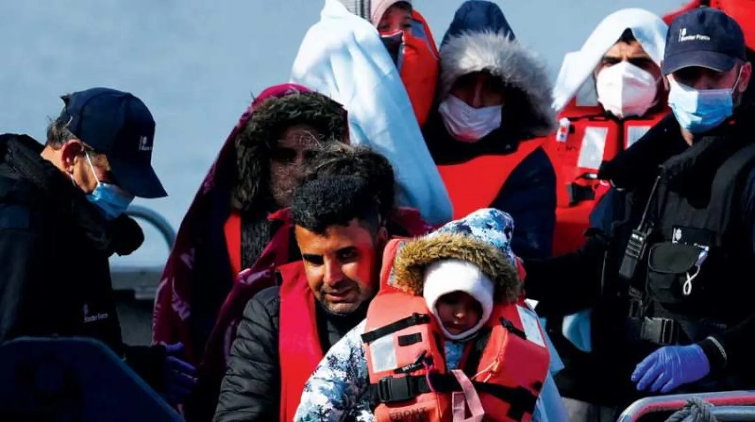 مهاجرون أنقذتهم السلطات البريطانية يصلون إلى ميناء دوفر في مايو 2022 (أ.ف.ب)