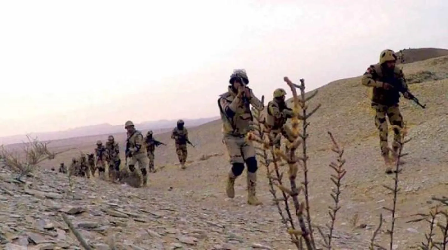 جنود من الجيش المصري ينفذون عمليات تمشيط ومداهمة في شمال سيناء (أرشيفية)