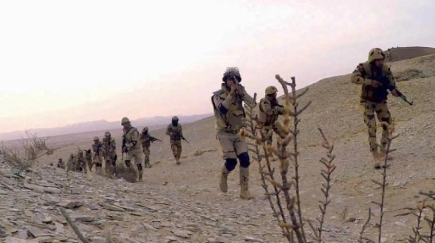 جنود من الجيش المصري ينفذون عملية تمشيط ومداهمة في شمال سيناء (أرشيفية)