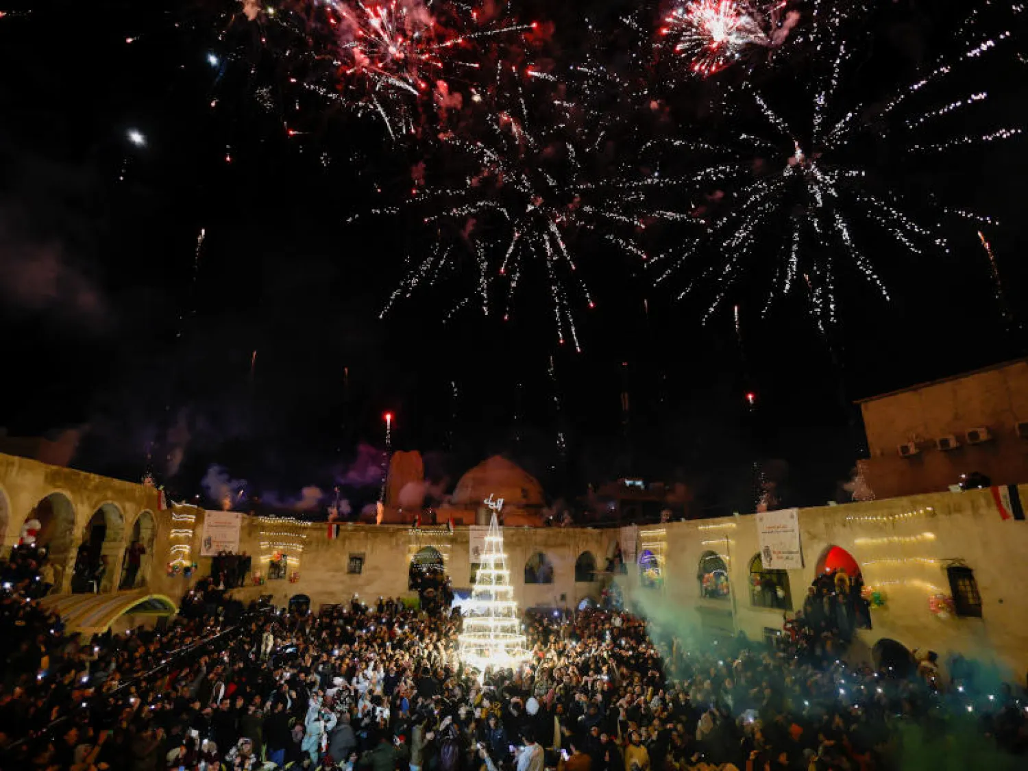 الألعاب النارية خلال احتفالات رأس السنة في الموصل (رويترز)