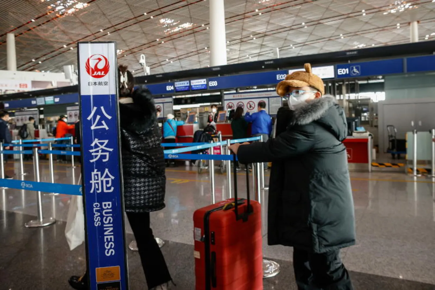 مسافرون في مطار بكين الدولي (إ.ب.أ)