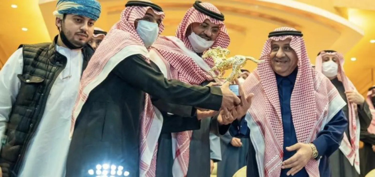 الأمير خالد بن سلطان خلال تتويجه الفائزين في النسخة الماضية (الشرق الأوسط)