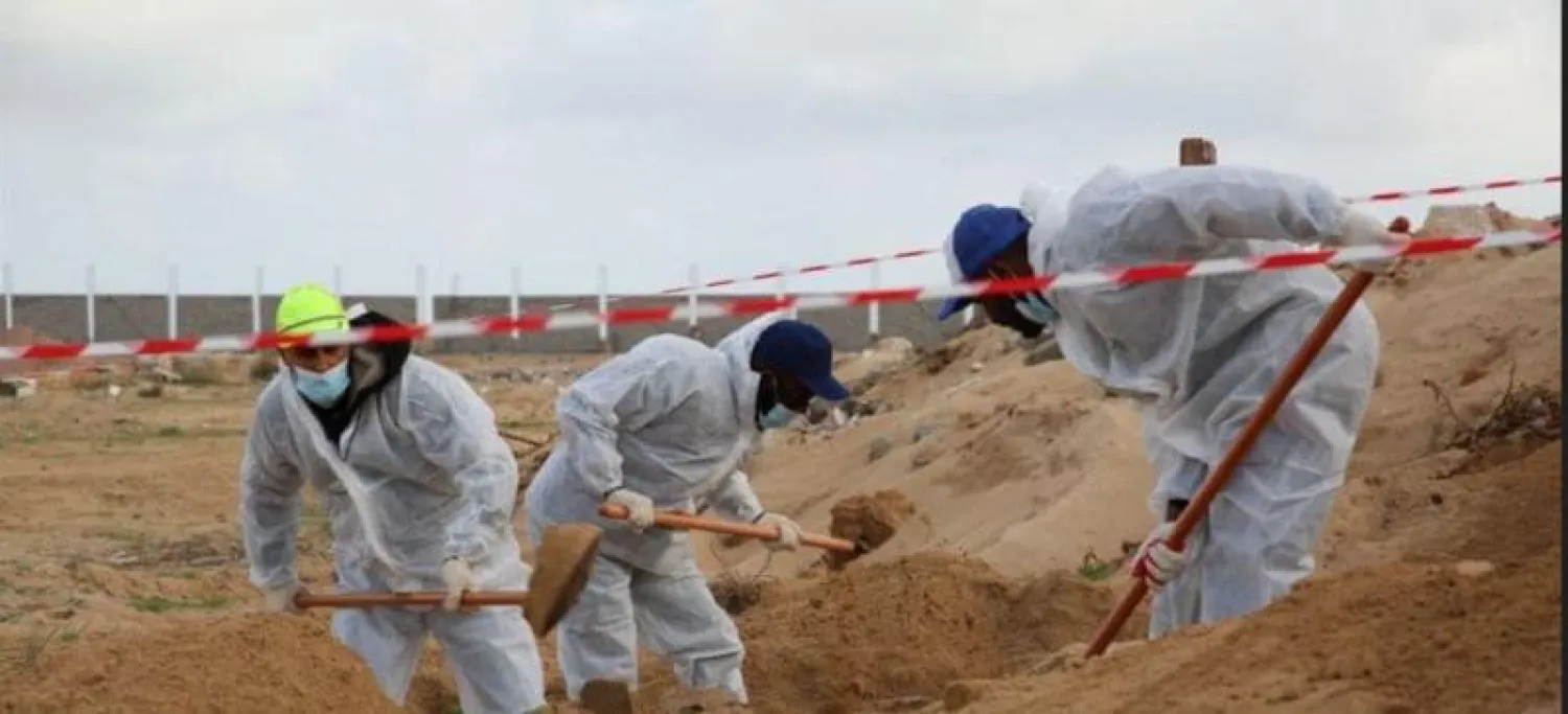 أثناء عملية استخراج جثث مجهولة الهوية في سرت الليبية (هيئة البحث عن المفقودين التابعة لحكومة الدبيبة)