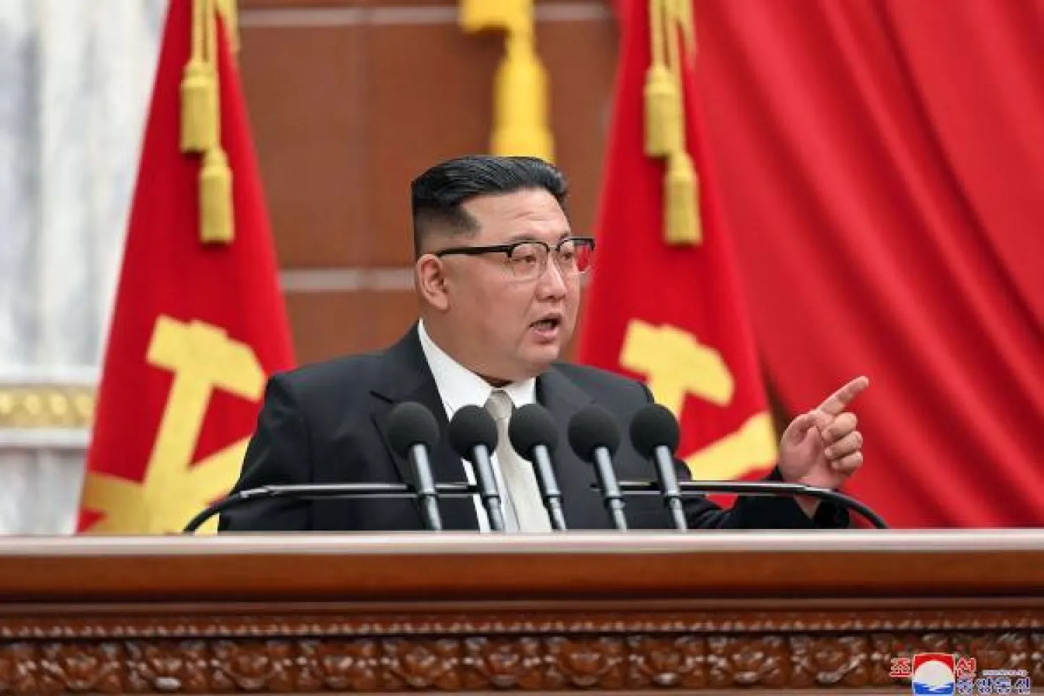 زعيم كوريا الشمالية كيم جونغ أون في اجتماع لحزب العمّال الحاكم (ا.ف.ب)