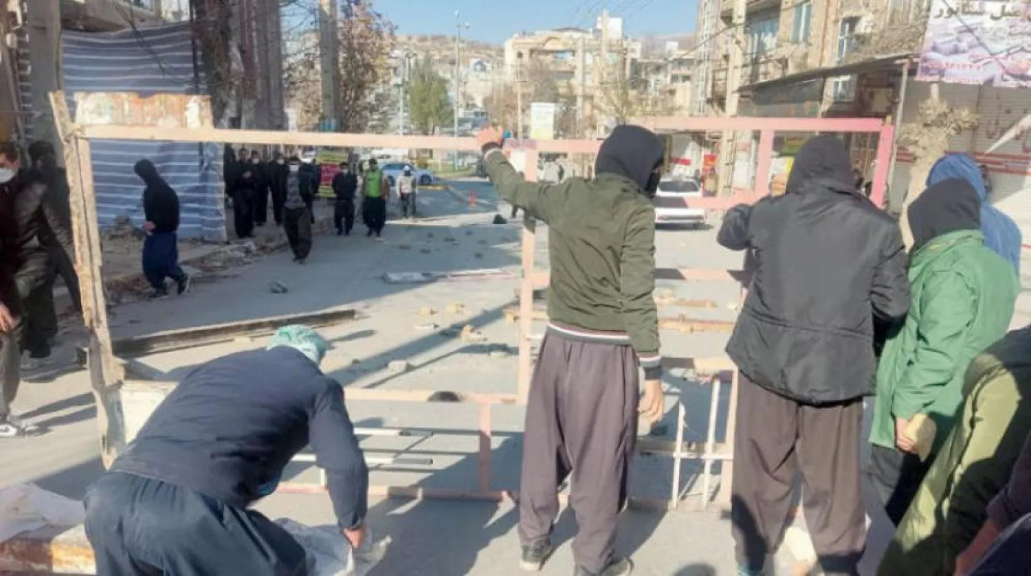 Protestocular Cevanrud’da bir sokakta barikat kurmaya çalışırken (Twitter)