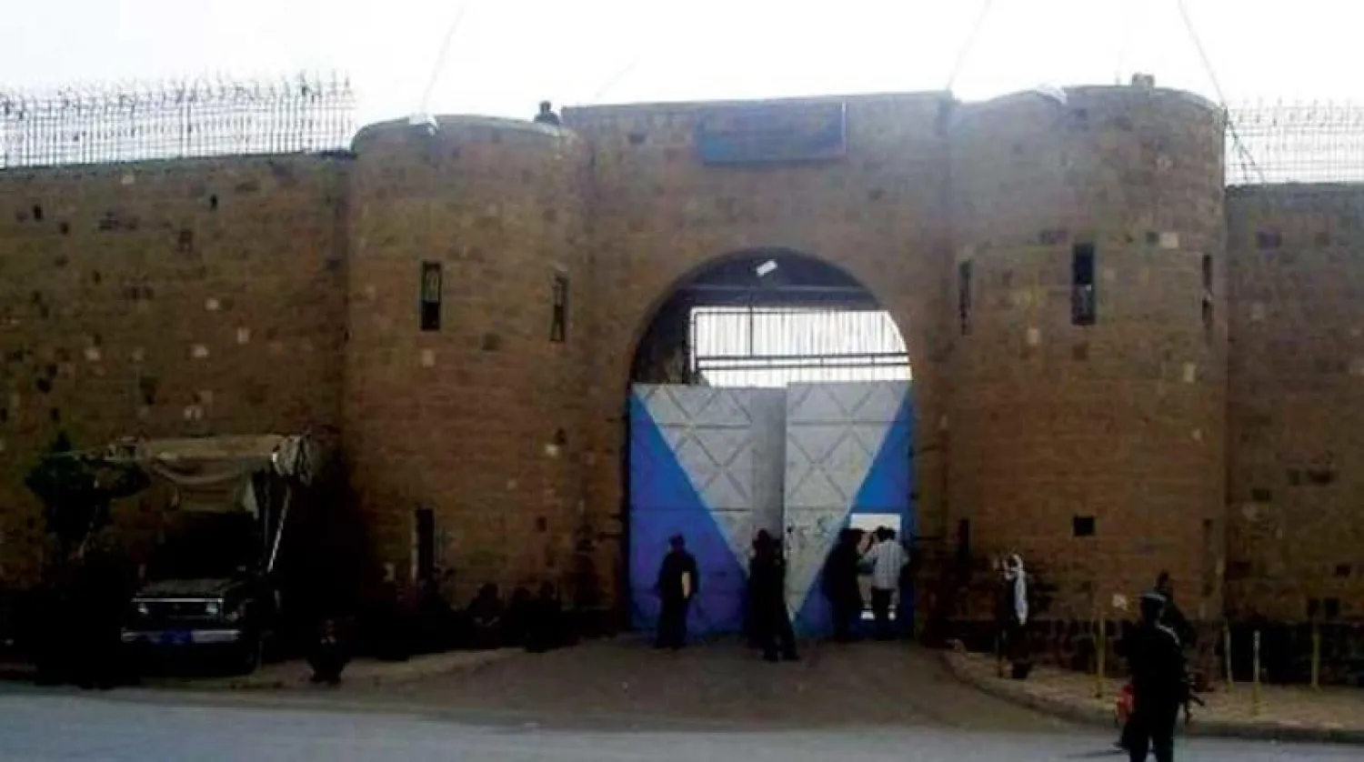 بوابة السجن المركزي بصنعاء حيث يعتقل الحوثيون آلاف الأشخاص (تويتر)