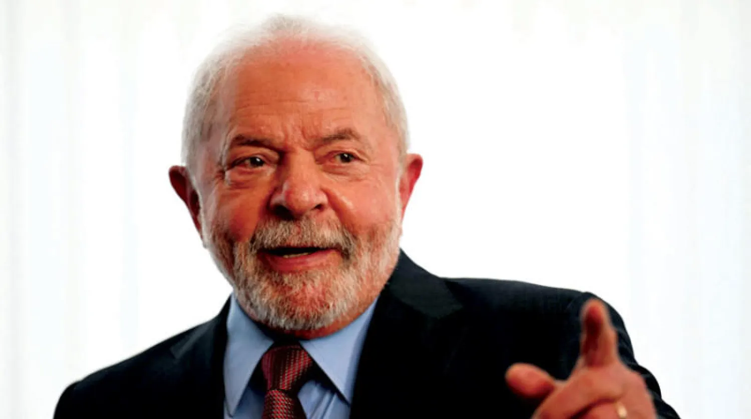 الرئيس لولا خلال اجتماع في العاصمة برازيليا أمس (أ.ف.ب)