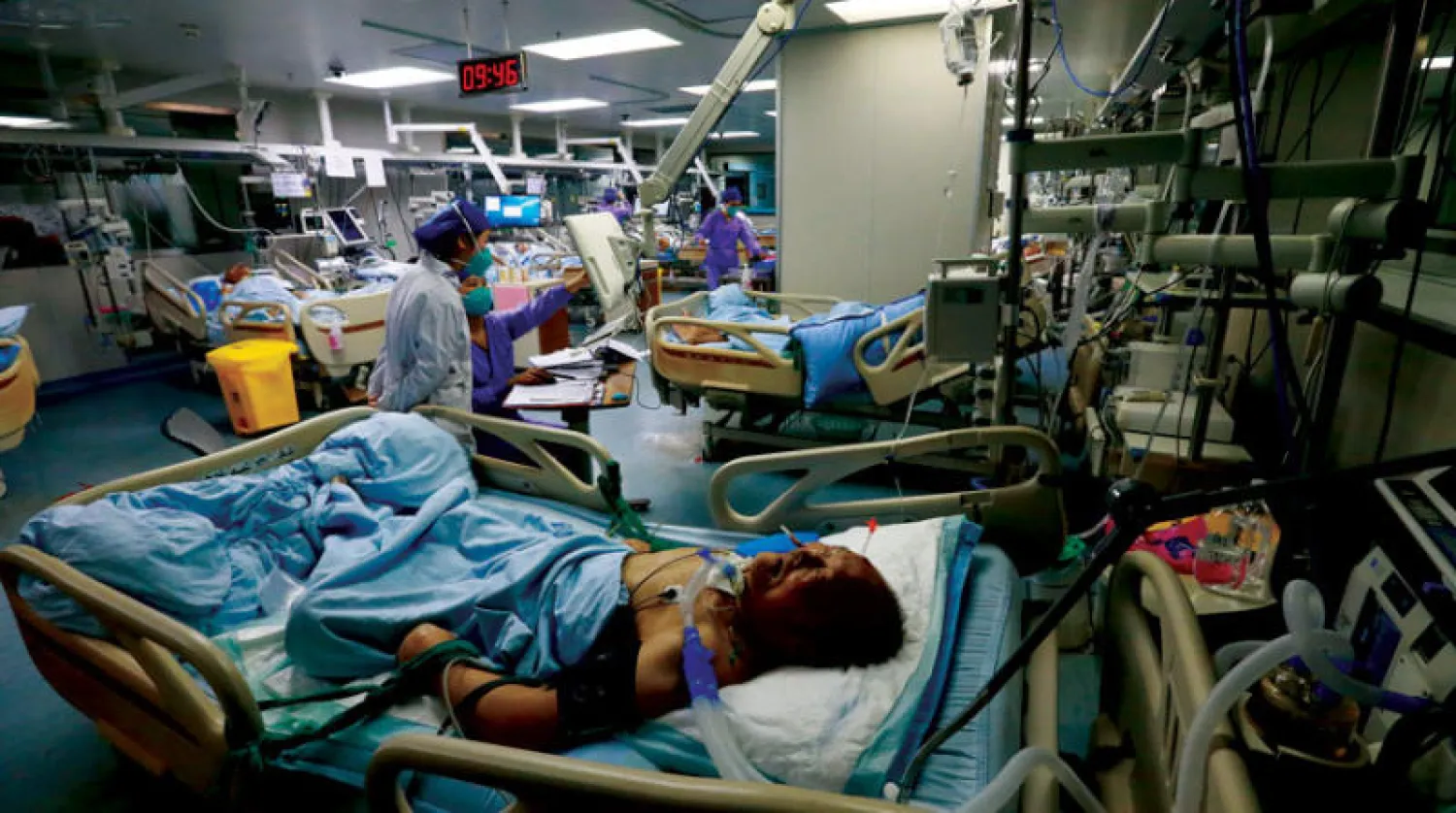 مريض يرقد على سرير في جناح العناية المركزة بمستشفى في سوينينغ بمقاطعة سيتشوان، جنوب غربي الصين، السبت الماضي (أ.ب)