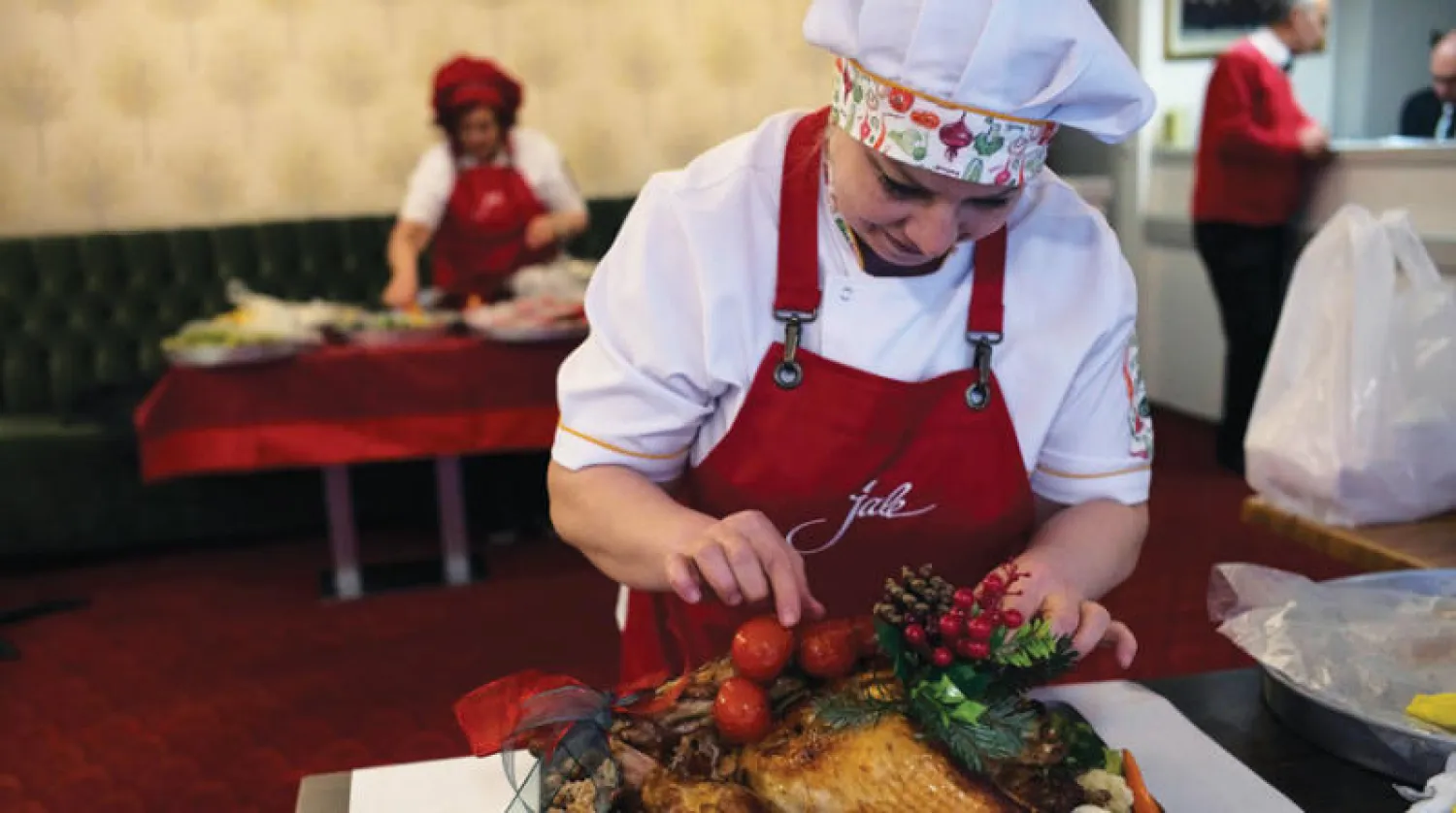 طاهية تركية تعد وجبة خلال الاحتفال بالعام الجديد في أحد مطاعم العاصمة أنقرة (أ.ب)