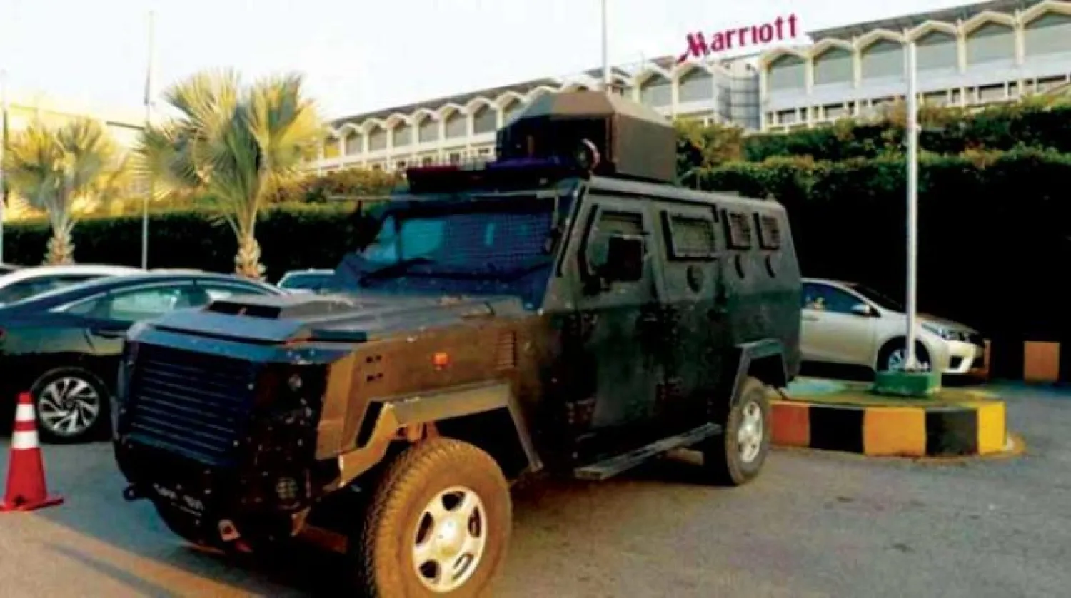 سيارة شرطة باكستانية خارج فندق ماريوت بالعاصمة إسلام آباد بعد إنذار أمني بتهديد إرهابي (إ.ب.أ)