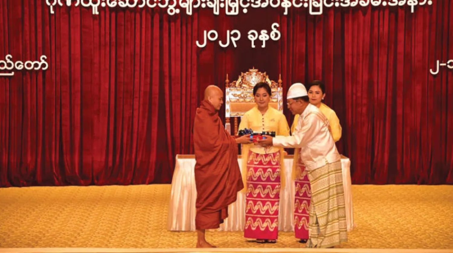 الراهب ويراثو خلال تكريمه أول من أمس (أ.ف.ب)