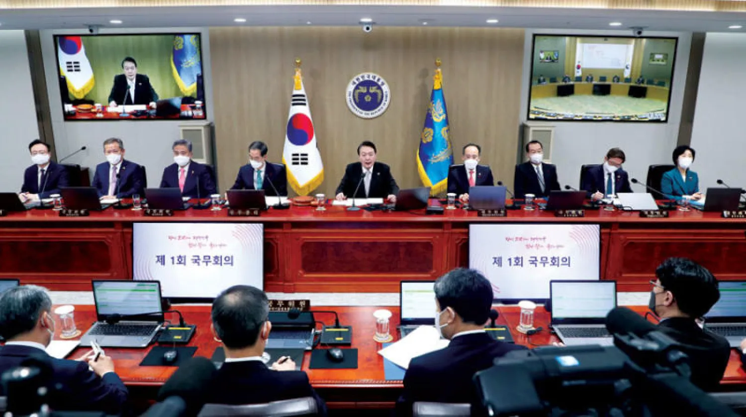 الرئيس الكوري الجنوبي يرأس أول اجتماع للحكومة هذا العام، أمس (إ.ب.أ)
