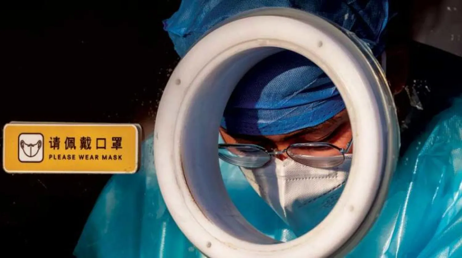 مركز لفحص «كورونا» في شنغهاي بالصين أمس (إ.ب.أ)