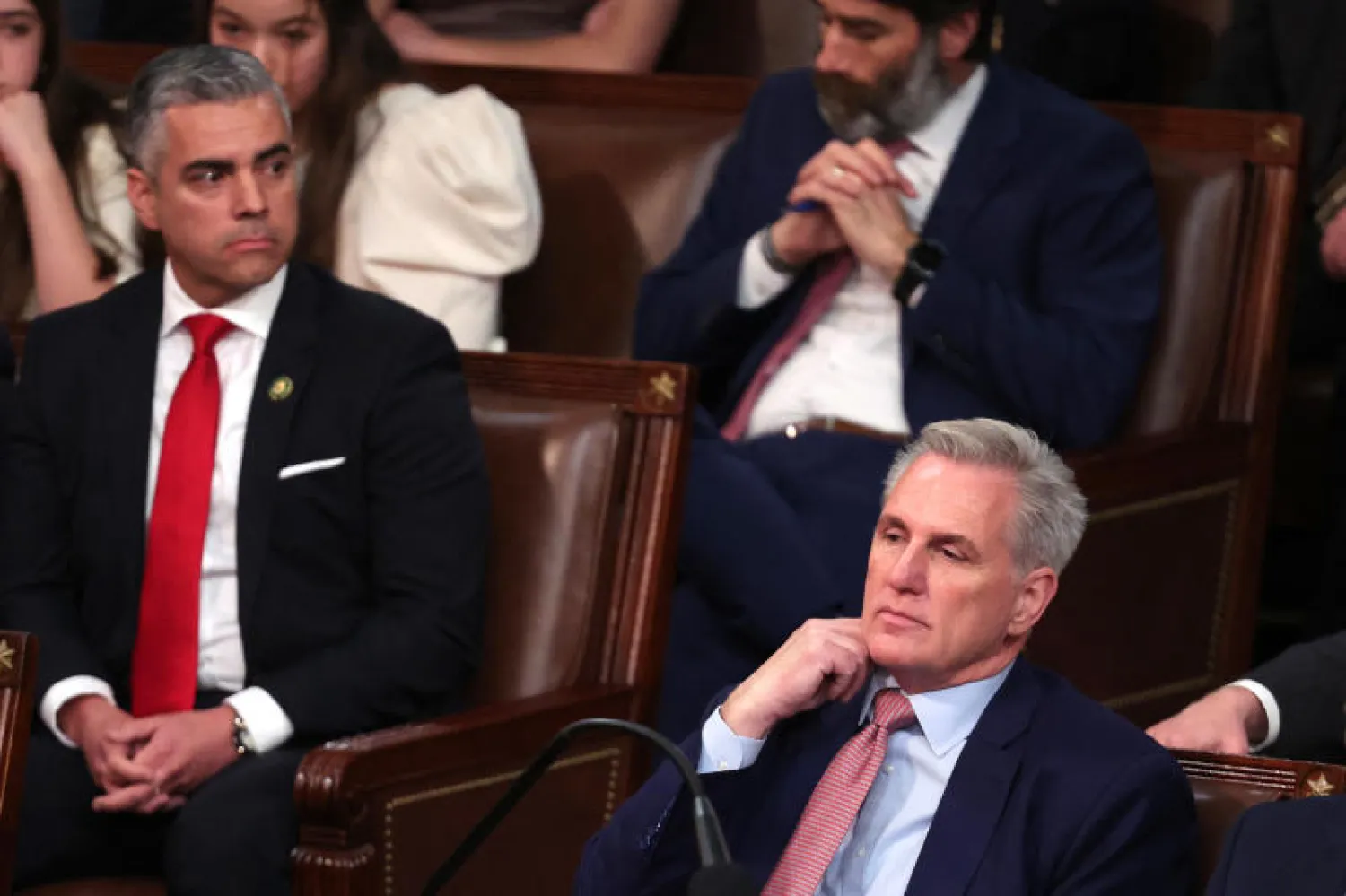 النائب الجمهوري كيفن مكارثي (يمين) في جلسة الانتخاب (أ.ف.ب)