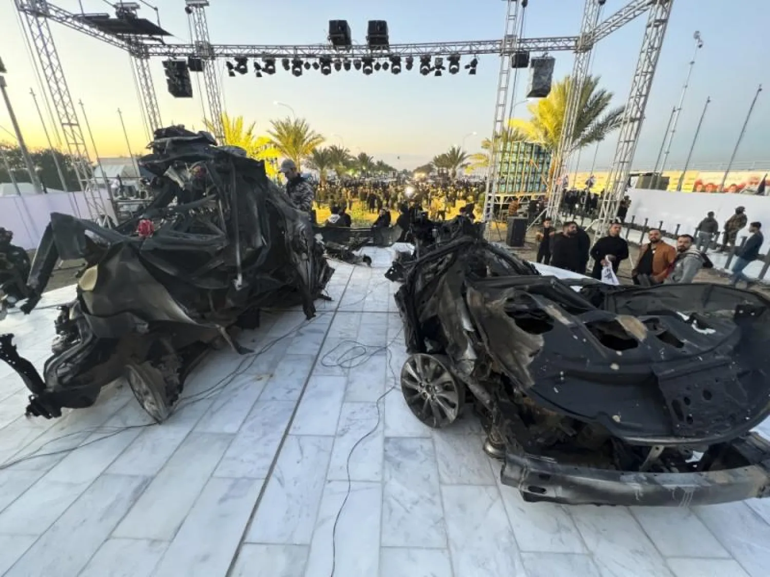 حطام السيارتين اللتين قضى فيهما سليماني والقيادي في «الحشد» العراقي أبو مهدي المهندس تحول نصباً لهما قرب مطار بغداد... وزاره أمس أنصار الفصائل الموالية لإيران (أ.ب)