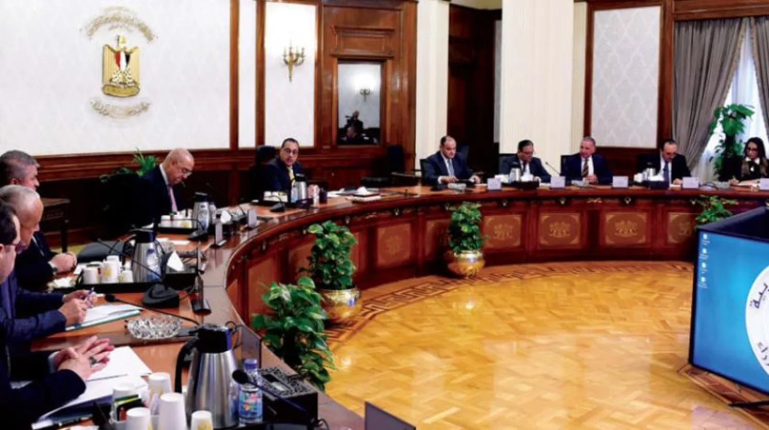 Egyptian Prime Minister Mustafa Madbouly met on Monday with a group of ministers and businessman Ahmed Elsewedy. (Asharq Al-Awsat)

