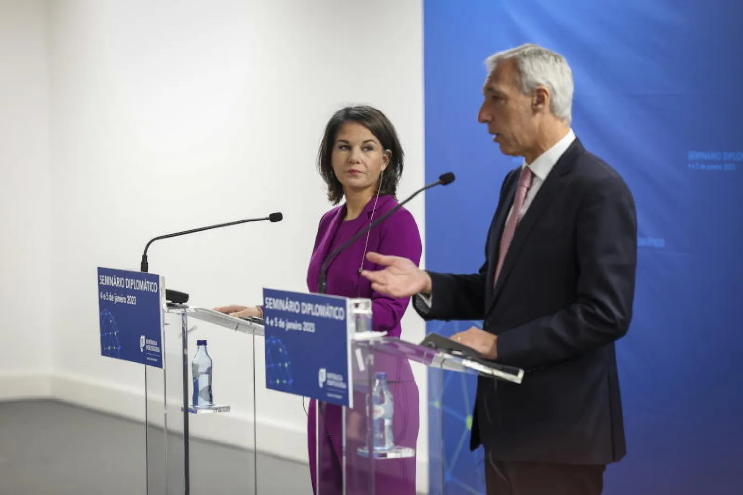 وزيرة الخارجية الألمانية أنالينا بيربوك مع نظيرها البرتغالي خواو جوميز كرافينيو خلال مؤتمر صحافي (إ.ب.أ)