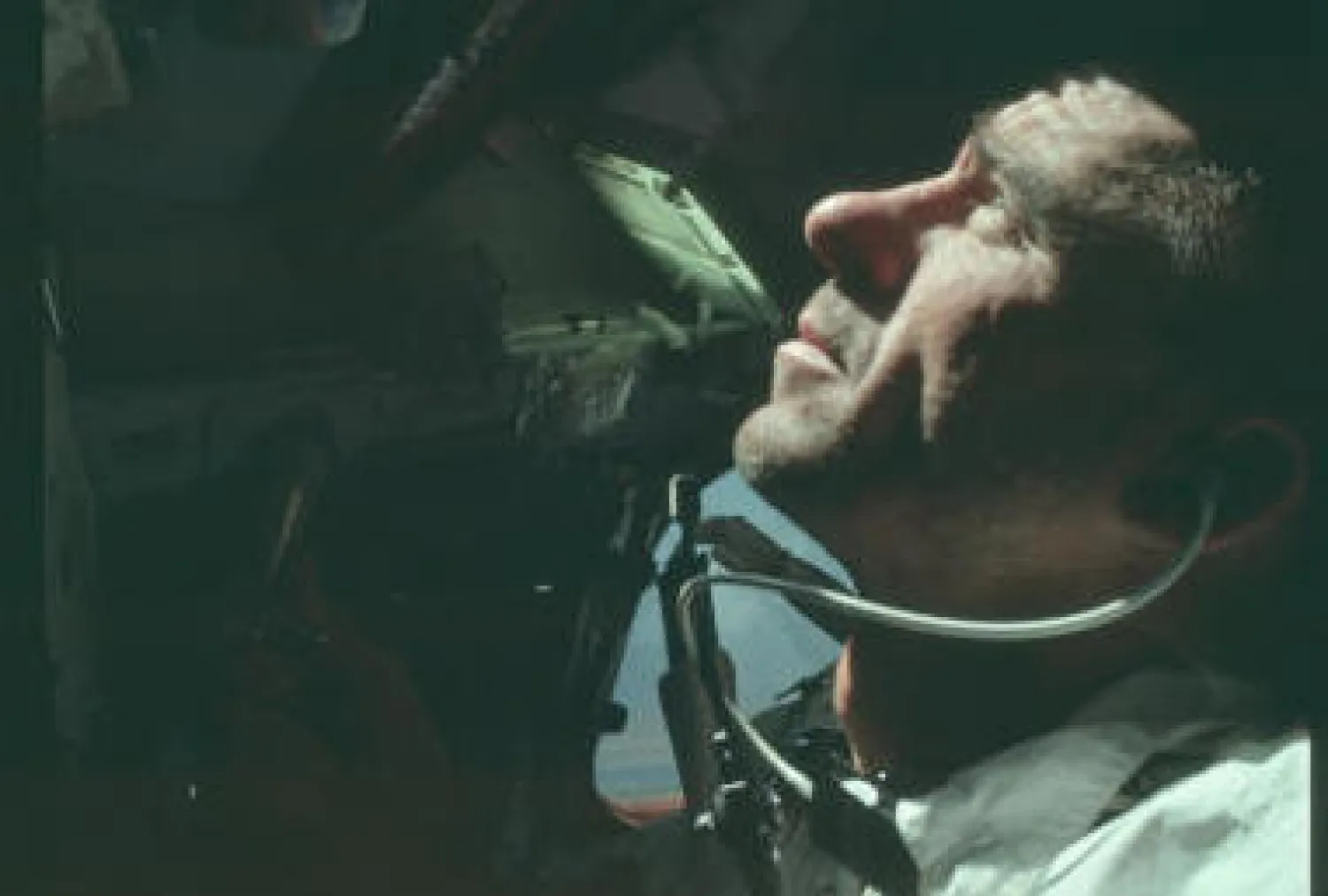 رائد الفضاء والتر كننغهام أثناء مهمة أبولو 7 (رويترز)