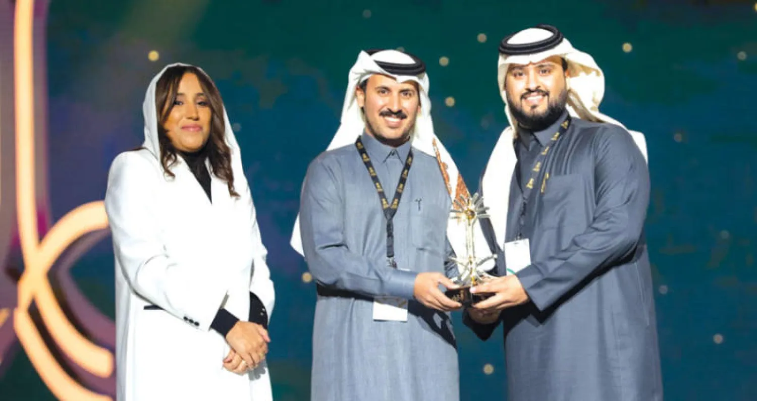 جمانا الراشد، الرئيس التنفيذي لـ{المجموعة السعودية للأبحاث والإعلام» تكرم ثواب السبيعي بجائزة المادة الإبداعية (الشرق الأوسط)
