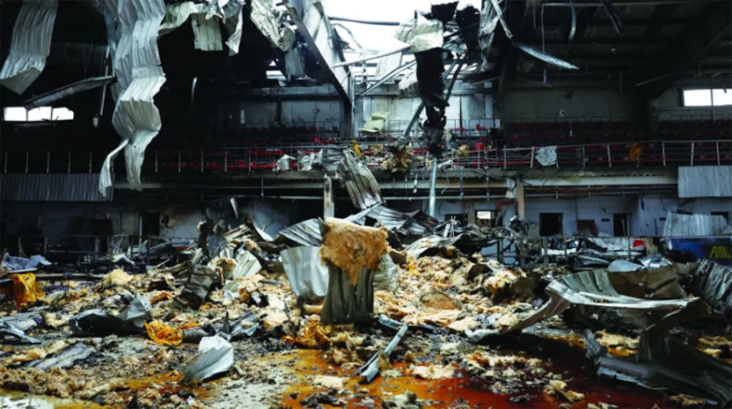 ساحة جليدية دُمرت بفعل القصف في بلدة دروزكيفكا بإقليم دونيتسك أمس (رويترز)