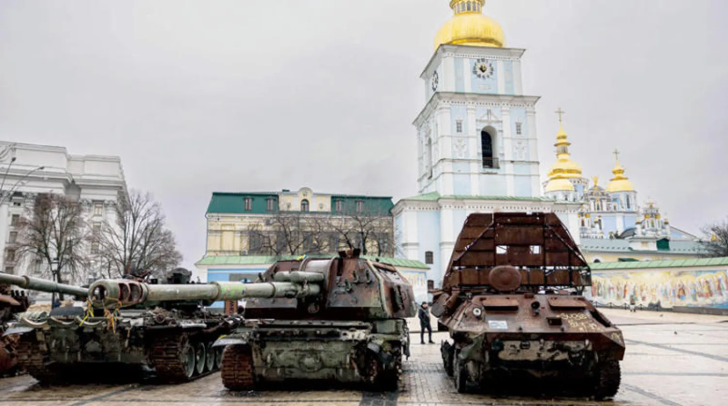 دبابات روسية مدمَّرة تُعرض أمام إحدى كنائس كييف (أ.ف.ب)
كيريل دعا جميع الأطراف إلى وقف إطلاق النار في عيد الميلاد حسب التقويم الذي تسير عليه روسيا (أ.ب)
