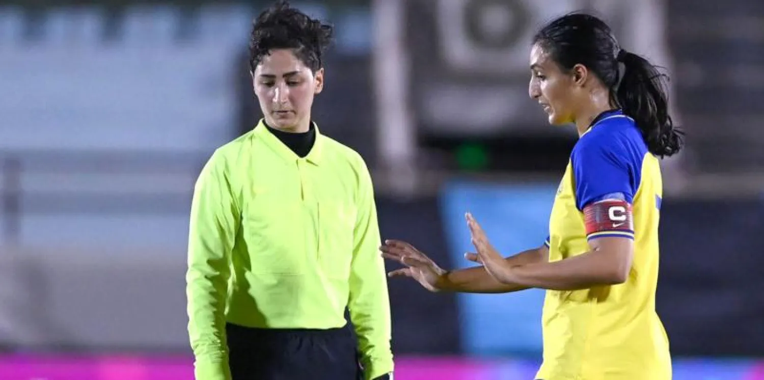 عنود الأسمري خلال إدارتها إحدى مباريات الدوري النسائي السعودي (الشرق الأوسط)