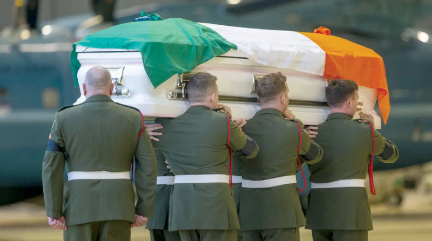 نعش شون روني لحظة وصوله إلى دبلن في 19 ديسمبر الماضي (د.ب.أ)