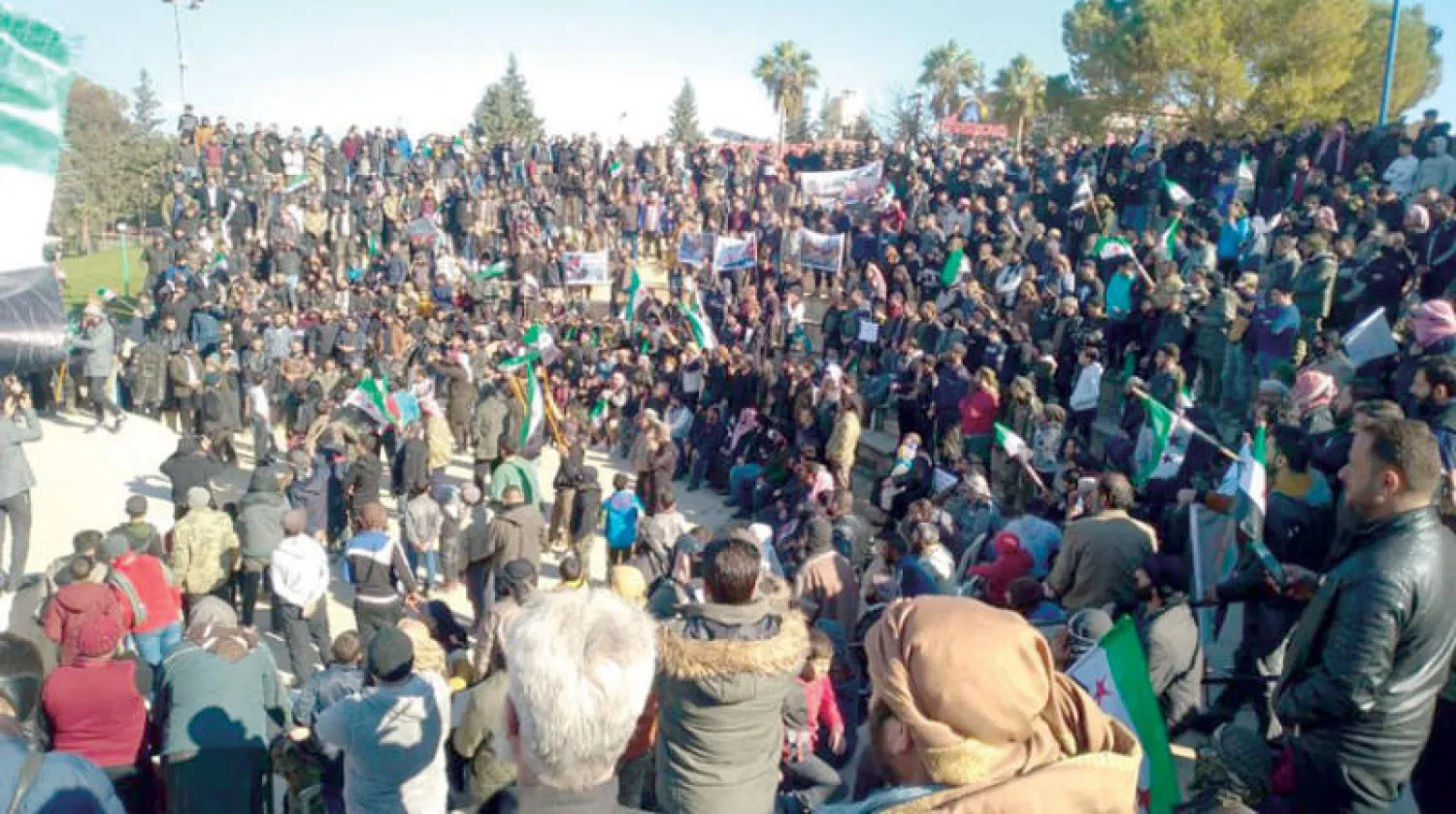 مظاهرة شعبية لأبناء محافظة حماة المهجرين في مدينة إدلب تحت عنوان «لن نصالح» (الشرق الأوسط)