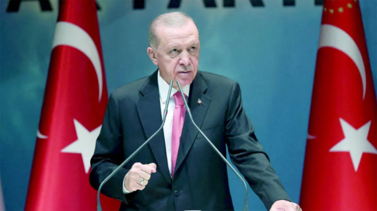 إردوغان يتحدث خلال اجتماع لحزب «العدالة والتنمية» الحاكم في أنقرة، أمس (رويترز)