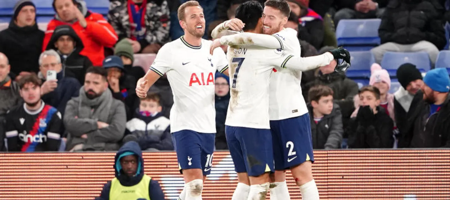 فرحة لاعبي توتنهام برباعيتهم في كريستال بالاس (د.ب.أ)