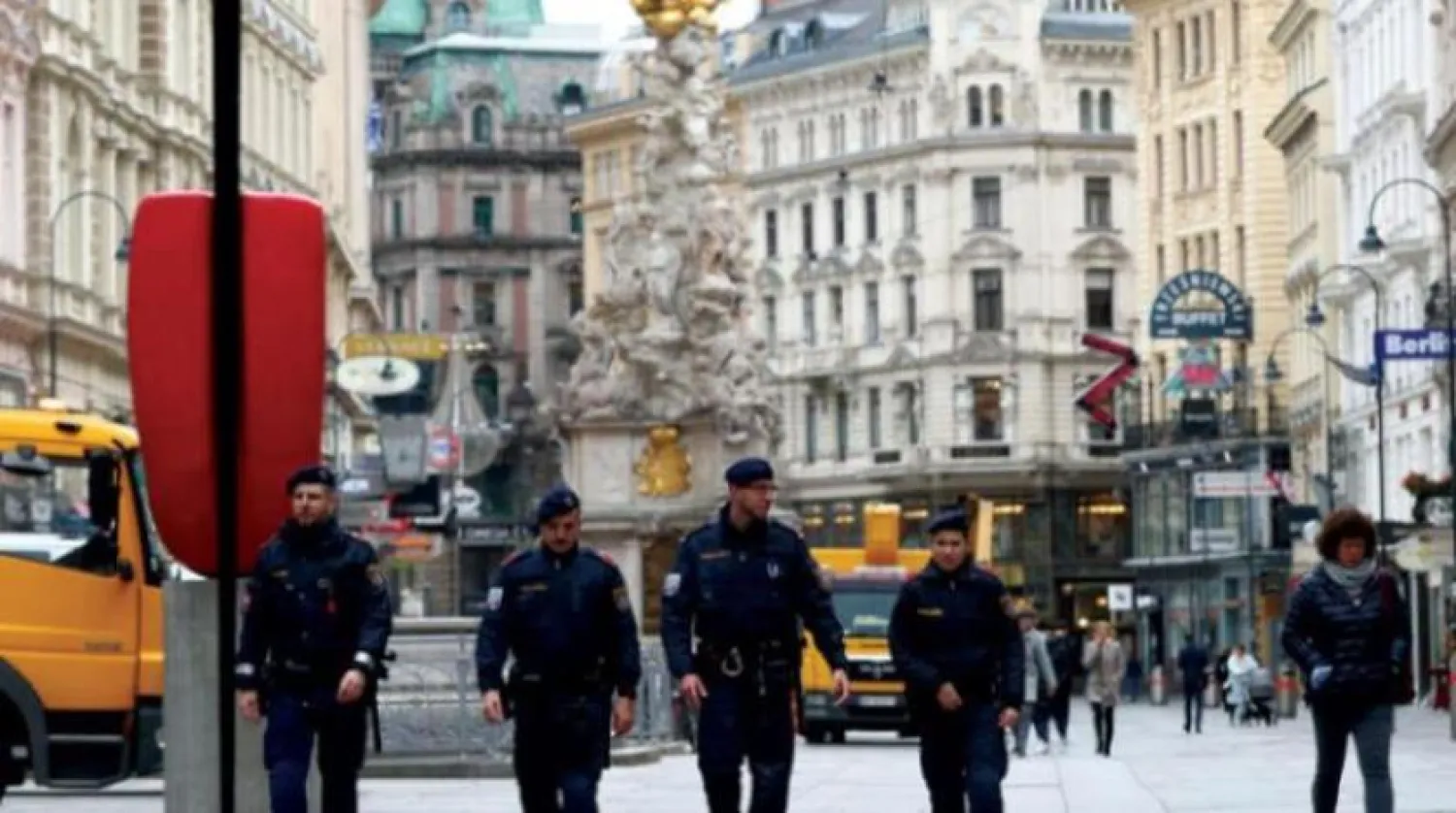 Başkent Viyana'nın merkezinde Avusturya polisi devriye geziyor (arşiv - AP)
